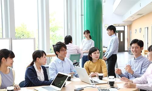 若手社員が打ち合わせをしている様子